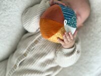 Pluszowa piłka zabawka rozwojowa miękka piłeczka grzechotka dzieci sigikid - 3